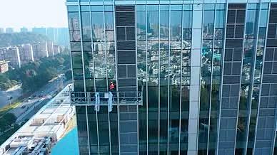 4k航拍城市建筑高空作业的工人视频的预览图